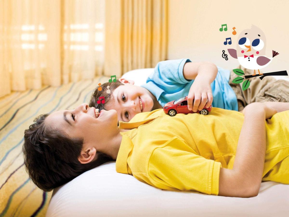 Moevenpick Villas & Residences دونغ دونغ المظهر الخارجي الصورة A child with autism playing with a toy car
