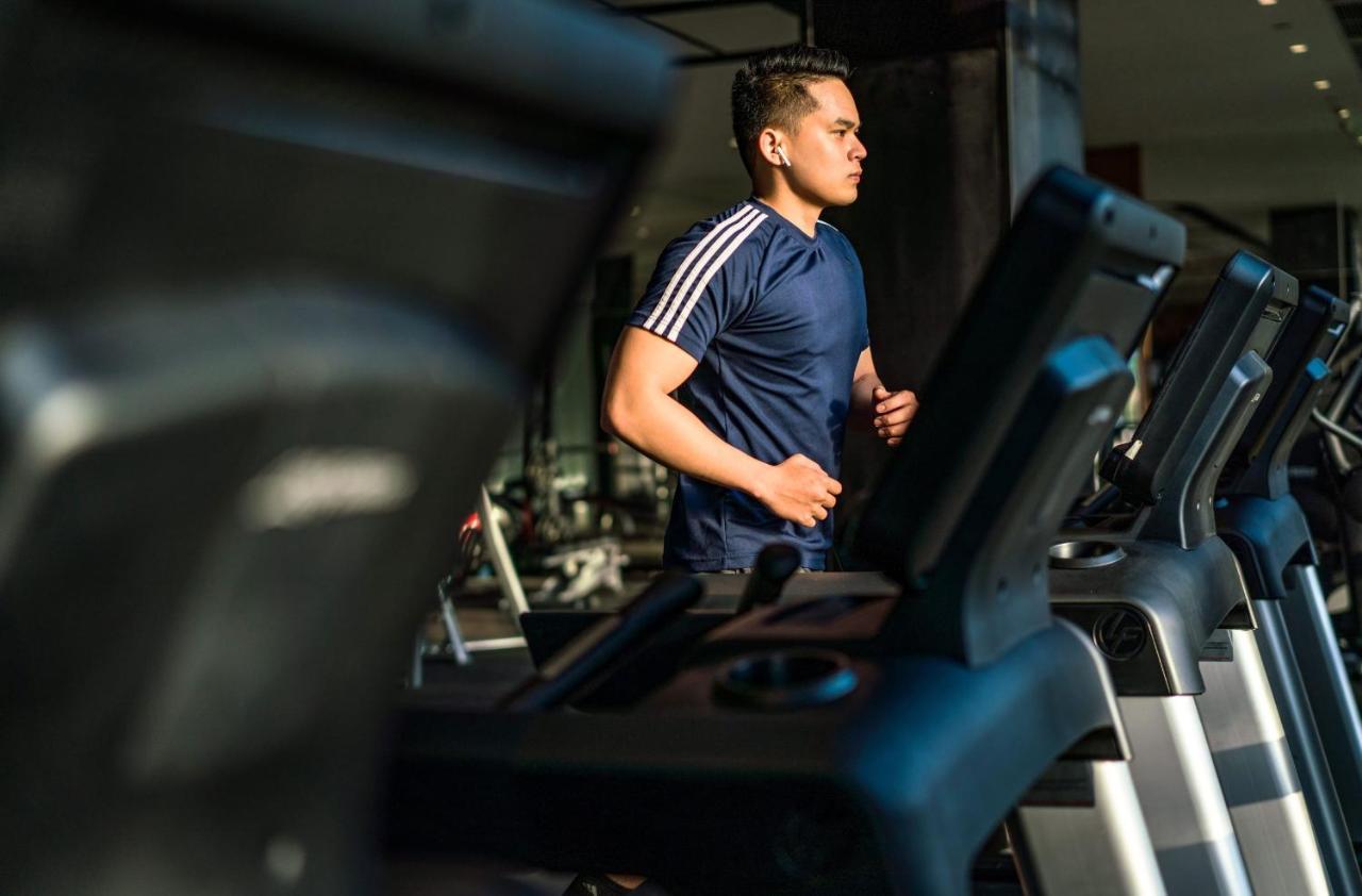 Moevenpick Villas & Residences دونغ دونغ المظهر الخارجي الصورة A man running on a treadmill